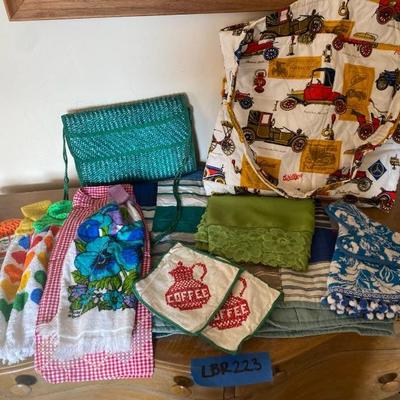 https://ctbids.com/estate-sale/33787/item/3792084/Vintage-Linens