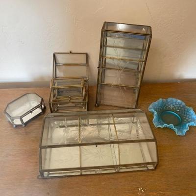 https://ctbids.com/estate-sale/33787/item/3789032/Lot-Of-Vintage-Etched-Glass-Curio-Display-Cases