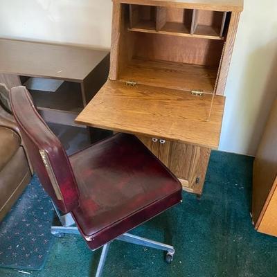 https://ctbids.com/estate-sale/33787/item/3795878/Small-Vintage-Desk-Leather-Rolling-Desk-Chair