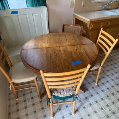 https://ctbids.com/estate-sale/33787/item/3795868/Vintage-Kitchen-Table-Dining-Chairs