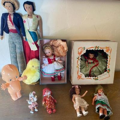 https://ctbids.com/estate-sale/33787/item/3789294/Lot-Of-Vintage-Dolls