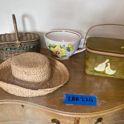 https://ctbids.com/estate-sale/33787/item/3791999/Vintage-Basket-Purses-Crochet-Throw-Blanket-Hat