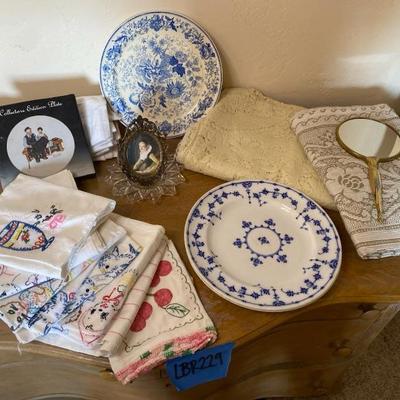 https://ctbids.com/estate-sale/33787/item/3793105/Vintage