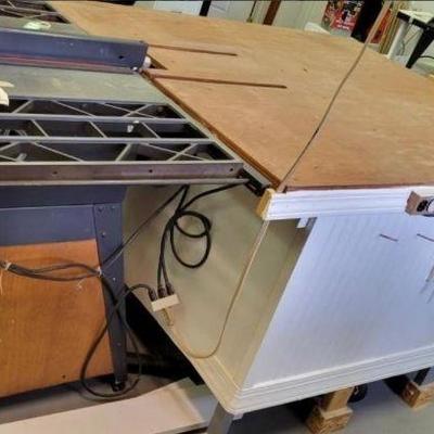 Lot # : 2 - Craftsman Deluxe 10" Flex Drive Table Saw
Please bring people and equipment to help load items. Model number 113.241691....