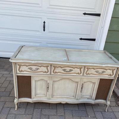 Vintage Cabinet stereo.  Radio works, Turntable does not.  Requires work.  $50.00
