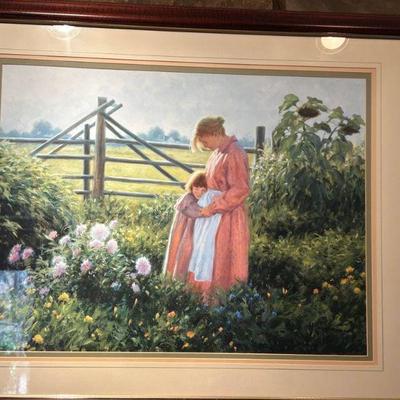 Great selection of decor including framed artwork, wall displays, lamps and mirrors. 