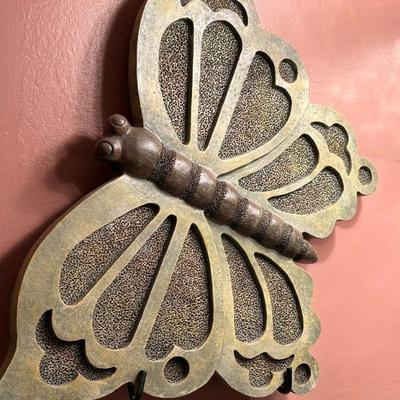 Great selection of decor including framed artwork, wall displays, lamps and mirrors. 