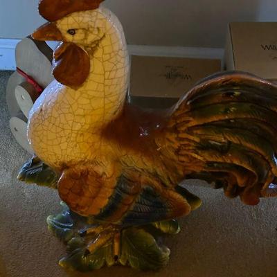 Great selection of decor including framed artwork, wall displays, lamps and mirrors. 