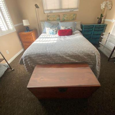Queen bed 
