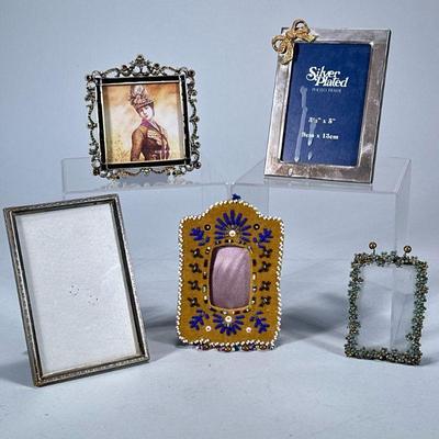 MIXED RECTANGULAR PICTURE FRAMES | Mixed lot of rectangular picture frames including brass flower-form frame, brass & silver plate...