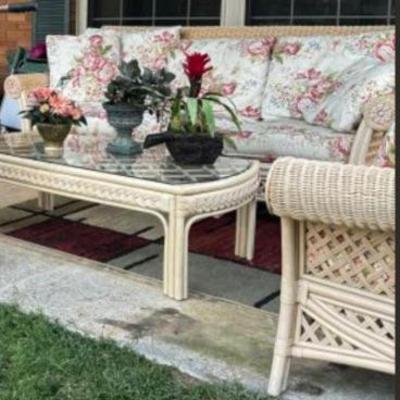 Top quality 5 piece wicker outdoor patio set. Has a display shelf not shown 
