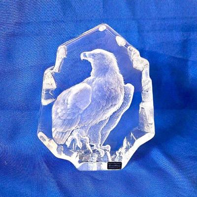 Eagle looking back Crystal Relief Swedish Artist: Mats Jonasson