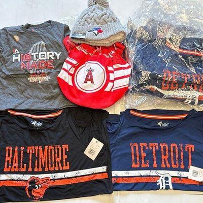 #3522 • NEW!!! (12) MLB Kids & Women’s Shirts, Bag & Beanie

