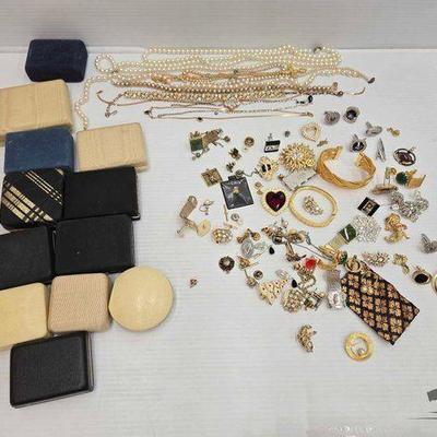#1020 • Costume Jewelry & Jewelry Boxes

