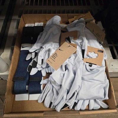 #7126 • NEW!!! Nike Web Belts & Women's Dri-Fit Fleece Running Gloves

