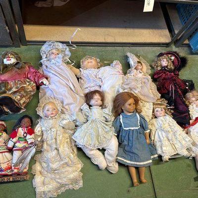 #6040 • (13) Doll Collection
