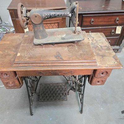 #2424 • Vintage Singer Sewing Machine Table
