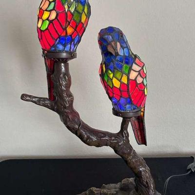 Th039v tiffany style table lamp with two stained glass parrots