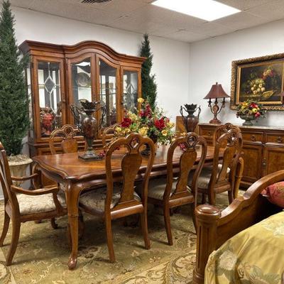 Beautiful dining room -- like new!