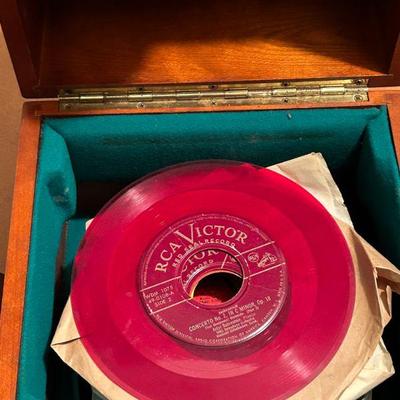 Incredible collection of vintage vinyl records in 33, 45 and 78 selections. 