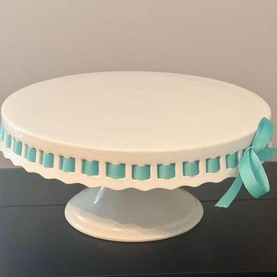Coastline Imports Fine Porcelain Heirloom Collection Cake Stand
