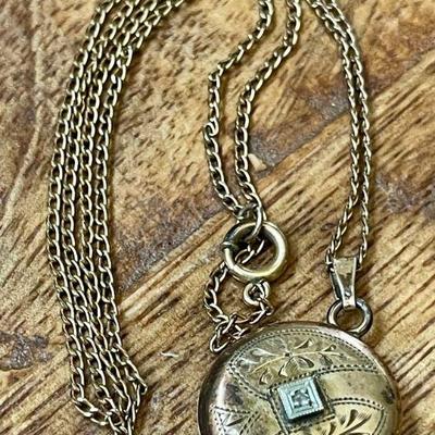 Antique Gold Tone Etched Locket With Gold Tone 20 Inch Chain