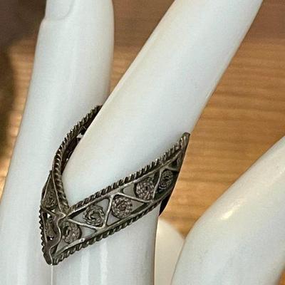 Vintage Ornate Hand Made Sterling Silver V Shaped Ring Size 7 - 3.14 Grams Total