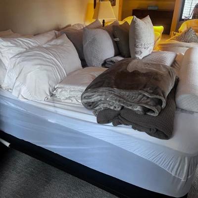 BEAUTYREST BLACK KING MATTRESS-- NEARLY NEW