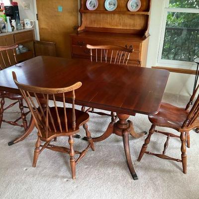 No 1975 mt vernon dinning rm table & 4 windsor brace back chairs