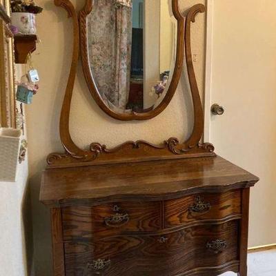 As112v antique dresser with mirror