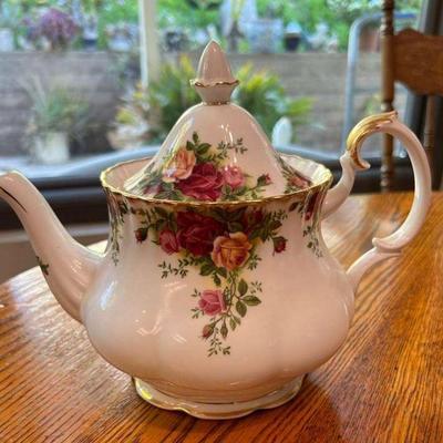 As260v vintage 1962 old country roses” royal albert teapot