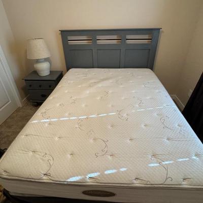 Queen Bed w/mattress