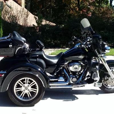 2012 Harley Davidson Tri Glide Ultra Classic w/10,000 miles with many upgrades 