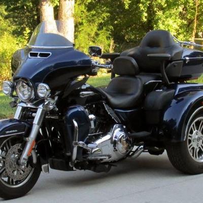 Blue 2014 Harley Davidson Tri Glide Ultra Classic w/ 24,000 miles and many upgrades 