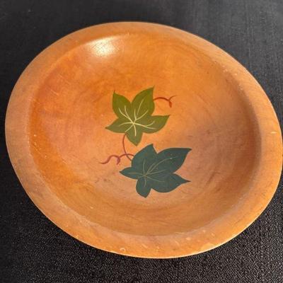 Vintage munising wood bowl with leafs