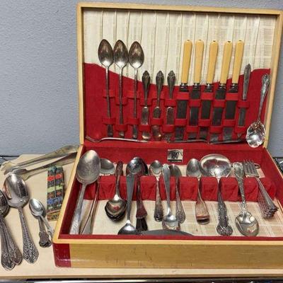 This is a mixed lot of flatware