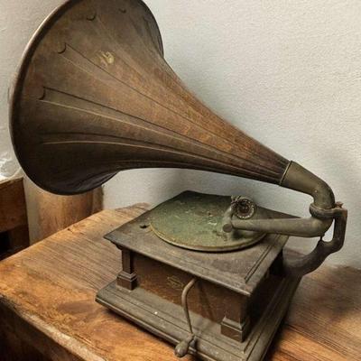 Victor v phonograph with wood horn