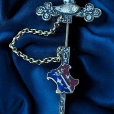 Sword scabbard brooch