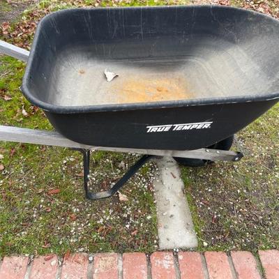 Wheelbarrow  bad tire ! Needs to be blown up 