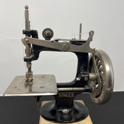 79 Mini Singer Sewing Machine - Works