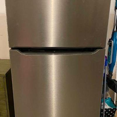 Lot 044-GAR: Frigidaire Refrigerator/Freezer