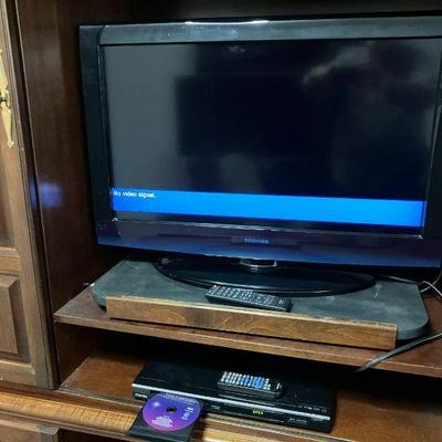 Lot 006-OFC: Toshiba HD LCD-TV/DVD Combo