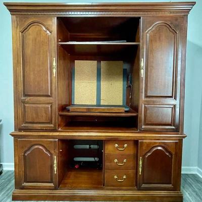 Lot 053-OFC: Entertainment/Media Center