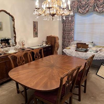 Pennsylvania Table with 2 leaves and 6 Chippendale Chairs