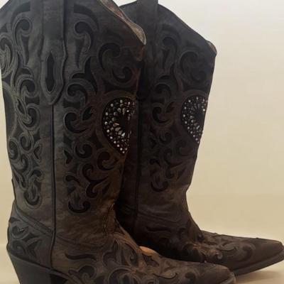Womens 9 1/2 leather cowboy style 
boots Cuadra