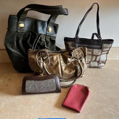 https://ctbids.com/estate-sale/34051/item/3810926/Vintage-Handbags