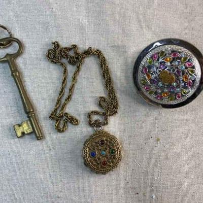 https://ctbids.com/estate-sale/34051/item/3810233/Dainty-Lady-Accessories