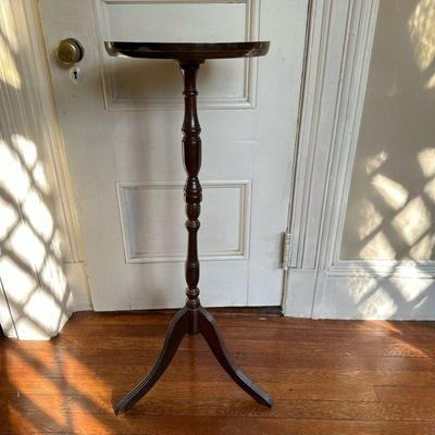 Pedestal Plant Stand | Vintage Georgian style mahogany plant/fern stand on tripod base with round top. - h. 36 x dia. 13 in

