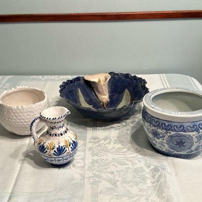 (4pc) Cachepot & Other Ceramics | Assortment of ceramic pieces including a pitcher, a planter, a cachepot/urn and a large bowl.

