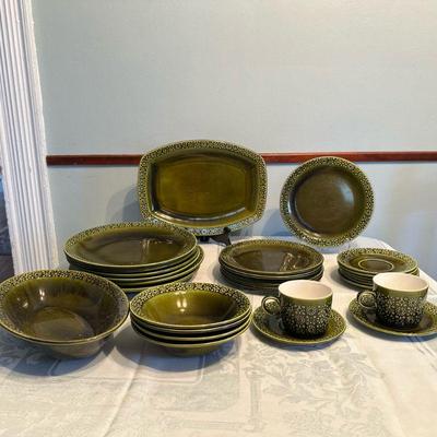 (27pc) Irish/Celtic Dish Set | Fine Irish/Celtic ("Made in Republic of Ireland") earthenware dish set.

